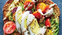 Yang ini lengkap mengenyangkan juga kaya nutrisi. Telur rebus, tomat, yogurt dan alpukat jadi paduan yang enak.Foto: Istimewa/Pinterest