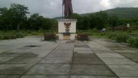 Di NTT juga ada patung Universitas Jenderal Soedirman, tepatnya di Alor. Patung tersebut berdiri gagah di Desa Maritaing, yang bisa dibilang menjadi perbatasan daratan Indonesia dengan Timor Leste. Sang Jenderal diabadikan dalam figur setinggi 7 meter yang menghadap ke laut perbatasan (qypock17/Twitter)