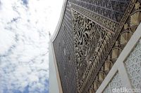 Memiliki desain gonjong dengan ukiran tempat Al-Quran (Randy/detikTravel)