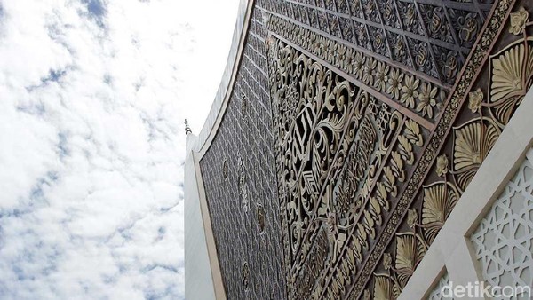 Masjid megah ini berlokasi di Kecamatan Padang Utara, Kota Padang, Sumatera Barat. (Randy/detikTravel) Masjid megah ini berlokasi di Kecamatan Padang Utara, Kota Padang, Sumatera Barat. (Randy/detikTravel)