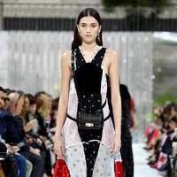 Fashion show Valentino Spring/Summer 2018 di Paris Fashion Week, Prancis, 1 Oktober 2017. [Foto: Pascal Le Segretain/Getty Images]