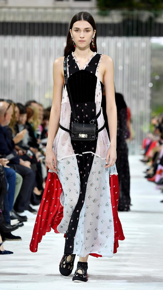 Fashion show Valentino Spring/Summer 2018 di Paris Fashion Week, Prancis, 1 Oktober 2017. [Foto: Pascal Le Segretain/Getty Images]