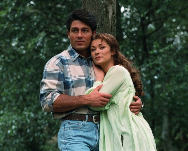 Generasi 90-an pasti tak asing dengan serial telenovela Esmeralda yang menceritakan tentang kisah romantis seorang gadis buta dan jatuh cinta pada seorang pria tampan, Jose Armando. Foto: Instagram