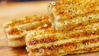 Yang juga sayang dilewatkan, churros dengan rasa pumpkin spice. Wah, pasti diburu banyak orang nih!