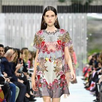 Fashion show Valentino Spring/Summer 2018 di Paris Fashion Week, Prancis, 1 Oktober 2017. [Foto: Pascal Le Segretain/Getty Images]