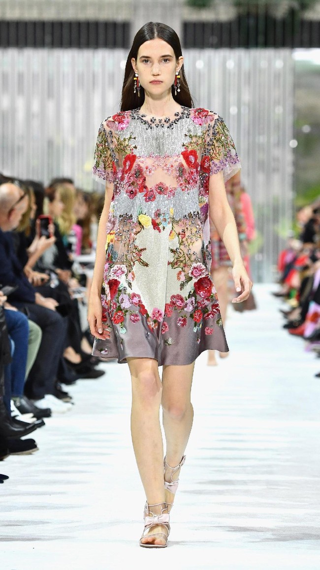 Fashion show Valentino Spring/Summer 2018 di Paris Fashion Week, Prancis, 1 Oktober 2017. [Foto: Pascal Le Segretain/Getty Images]