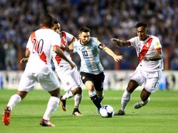 Lionel Messi selalu jadi incaran bek-bek Peru pada pertandingan ini. Sebisa mungkin La Pulga tak membuat peluang (Marcos Brindicci/Reuters)