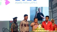 Wapres JK memotong tumpeng dengan disaksikan Ketua Panitia Penyelenggara Asian Para Games 2018 Raja Sapta Oktohari dan Menpora Imam Nahrawi di Jiexpo, Kemayoran, Jakarta, Jumat (6/10/2017).