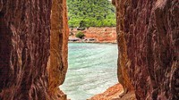 Berkunjung ke Ibiza, Spanyol jangan lupa mampir ke tebing yang satu ini. Karena di dalamnya, ada pantai yang bisa bikin kamu terpesona (Instagram/insta.frenk)