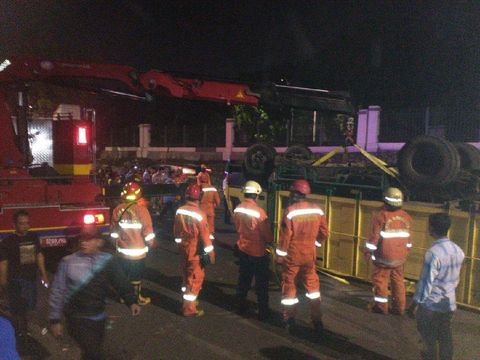 Petugas Damkar Bantu Evakuasi Truk Terguling di Jagakarsa Jaksel