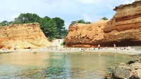 Ombak di Sa Caleta juga tidak terlalu kencang, sehingga traveler bebas melakukan berbagai kegiatan di pantai (Instagram/thinice69)