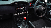 Tidak banyak interior yang bisa kita lihat sekarang, Toyota hanya memfokuskan pada tuas transmisi. Uniknya tombol untuk menyalakan mesin ada di tuas transmisi Foto: Toyota