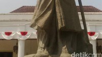 Di Yogyakarta terdapat beberapa patung Jenderal Soedirman. Seperti di Museum Sasmitaloka Panglima Besar Jenderal Soedirman, Benteng Vredeburg dan di depan gedung DPRD DIY, Jalan Malioboro. Beragam pose Jenderal, salah satunya Sang Jenderal diabadikan dalam posisi berdiri tegak di Benteng Vredeburg (Sukma Indah Permana/detikTravel)