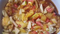 Yang satu ini semua jenis buah dicacah atau dicincang kemudian diaduk dengan sambal gula cabe. Dibiarkan hingga sedikit berair. Rujak racikan moenix_noe ini menggiurkan ya?Foto: Istimewa