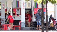 Para SPG di SPBU itu mengenakan seragam merah dengan ikat pinggang putih dan rok di atas lutut. Kaki mereka dibalut dengan stoking cokelat yang dipadankan dengan sepatu hitam.