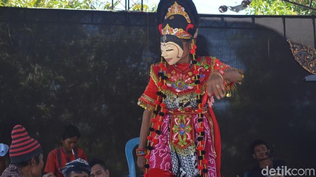 Mimi Tumus, masih aktif menari meski di usia senja