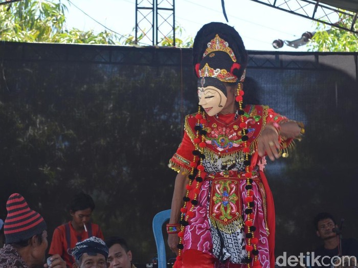 Mimi tumus penari topeng 75 tahun asal cirebon