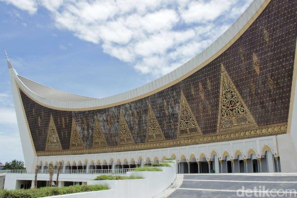 Masjid Raya Sumbar mendapatkan penghargaan sebagai salah satu dari tujuh masjid dengan arsitektur terbaik di dunia.