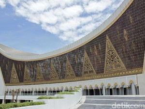 Syahdu, Sholat Jumat di Masjid Terbesar Sumatera Barat