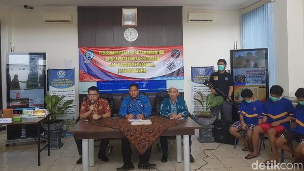 BNN Banten memusnahkan 3,2 kilogram ganja hasil sitaan dari penyelundupan, Jumat (6/10/2017)