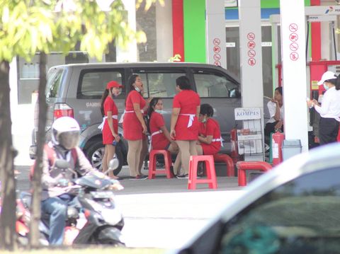 Petugas SPBU Layani Pengendara Pakai Dress Mini