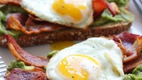 Masih memakai alpukat halus sebagai olesan, roti panggang diberi topping poached egg dan daging asap. Nyam!Foto: Istimewa/Pinterest