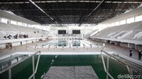 Atap dibangun sesuai dengan desain dari arsitek principal Ikatan Arsitek Indonesia, Andra Martin. Stadion Akuatik GBK dirancang memiliki bentuk atap yang ikonik dengan mengambil bentuk transformasi gelombang air, sesuai dengan fungsi bangunan sebagai sebuah sarana olahraga renang.