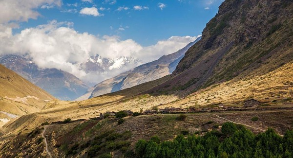 Letak Lembah Johar sendiri amat jauh dari dunia modern. Berlokasi di lembah pegunungan Himalaya bagian barat. Setidaknya ada enam desa India kuno yang telah ditinggalkan selama lebih dari setengah abad di lembah ini (Dok. Himanshu Khagta/BBC Travel) Letak Lembah Johar sendiri amat jauh dari dunia modern. Berlokasi di lembah pegunungan Himalaya bagian barat. Setidaknya ada enam desa India kuno yang telah ditinggalkan selama lebih dari setengah abad di lembah ini (Dok. Himanshu Khagta/BBC Travel)