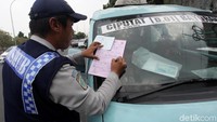 Operasi gabungan ini dilakukan oleh Dinas Perhubungan DKI, Kepolisian dan TNI.