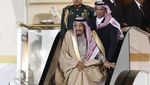 Langka! Saat Raja Salman Turun Tangga Gara-gara Eskalator Macet