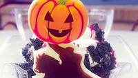 Kalau ini Sleepy Hollow Cupcake. Meski tampilannya seram, cupcake red velvet dengan cream cheese ini rasanya enak.