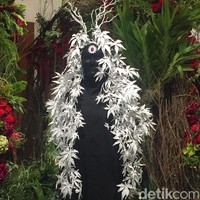 Rinaldy kali ini menuangkan inspirasinya dengan mengeksplor ranting-ranting dan bunga tiruan. Foto: Dok. Daniel Ngantung/Wolipop