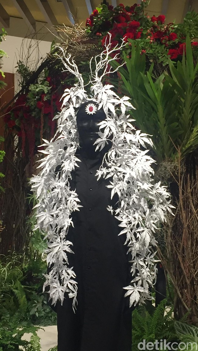 Rinaldy kali ini menuangkan inspirasinya dengan mengeksplor ranting-ranting dan bunga tiruan. Foto: Dok. Daniel Ngantung/Wolipop