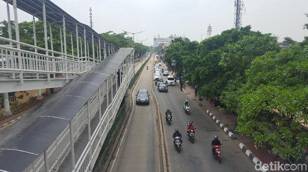 Pengendara Kembali 'Gotong-royong' Angkat Motor di Busway Manggarai