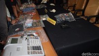 Bukti-bukti yang diamankan yaitu uang tunai Rp14.000.000, rekening koran PT TERITOR ALAM SEJATI, Daftar Karyawan, mesin EDC, 1 bendel berkas T 1 spa, 14 nota, 12 buah handuk, 13 alat perangsang. Foto: dok. Istimewa