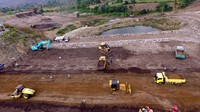Para pekerja tengah menyelesaiakan pembangunan Bendungan Tanju. (Dok. Ditjen Sumber Daya Air, Kementerian PUPR)
