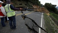 Petugas meninjau lokasi longsor. REUTERS/Juan Carlos Ulate.