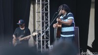 Synchronize Fest 2017 hari kedua telah dimulai. Sore hari di Dynamic Stage, Float tampil dihadapan sejumlah penggemarnya. (Foto: Float (Asep/detikHOT)