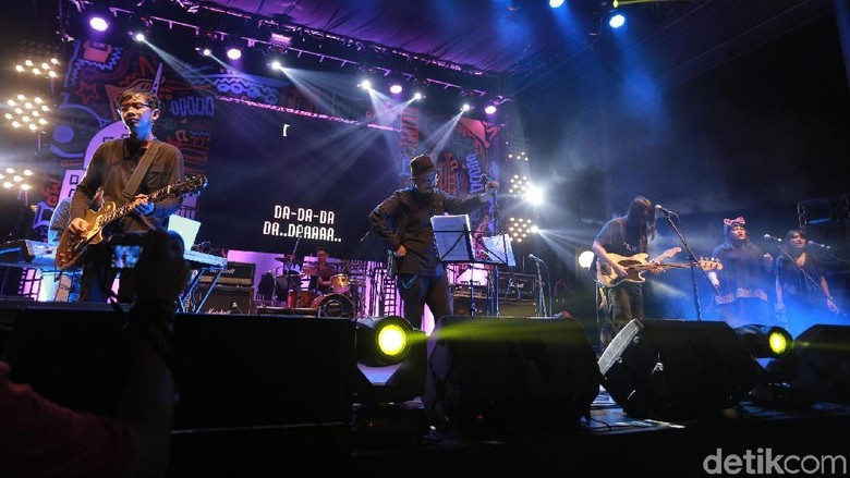 Cerita di Balik Lagu-lagu Protes Efek Rumah Kaca Cerita di Balik Lagu-lagu Protes Efek Rumah Kaca