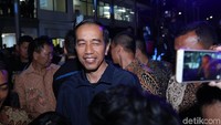 Awalnya ia mengenakan jaket berwarna hitam. Foto: Synchronize Fest 2017 (Hanif/detikHOT)