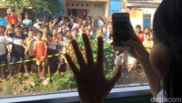Warga berbaris ingin melihat kereta pertama yang melintasi Stasiun Bekasi Timur.
