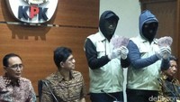 Selain menangkap politikus muda Golkar Aditya Anugrah Moha (AAM) dan Ketua PT Manado Sudiwardono (SDW) dalam kasus suap, KPK mengamankan uang sebagai barang bukti. Total uang yang diamankan KPK dalam OTT kali ini mencapai SGD 64.000. (Foto: Hary Lukita Wardani/detikcom)