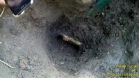 Lubang pada makam yang tembus sampai ke kain kafan jenazah