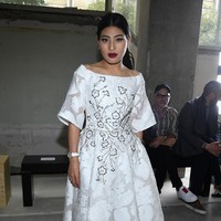 Untuk fashion show Giambattista Valli, ia menebar pesonanya dengan balutan mini dress bermotif floral. Foto: Dok. Getty Images