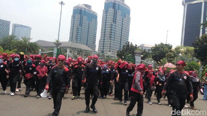 Massa diarahkan ke dalam Monas oleh petugas kepolisian