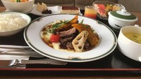 Bayangkan ada roast beef dan mashed potato juga untuk santapannya. Bahkan camilan berupa keju camembert dengan kismis. Tidak ketinggalan sup jagung, tiramisu dan orange juice. Enaknya!