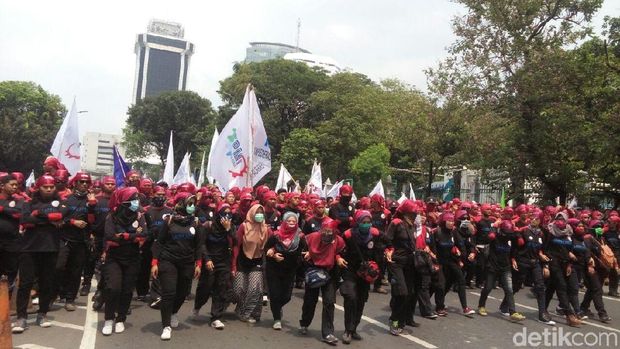 Massa penuhi badan jalan saat long march