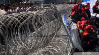 Karena dibatasi oleh kawat berduri dan penjagaan ketat aparat kepolisian para demonstran hanya duduk-duduk saat berunjukrasa.