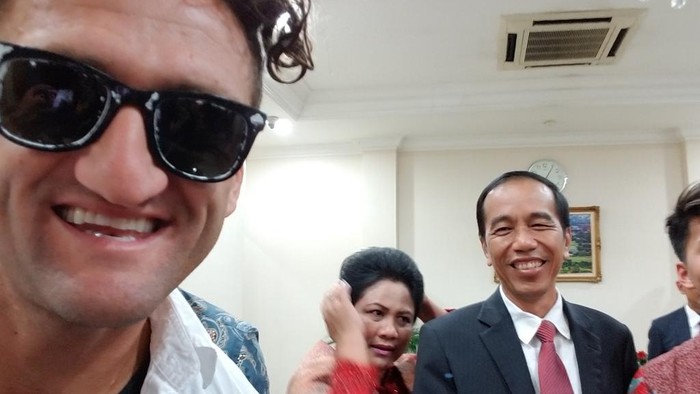 Saat Jokowi dan Iriana Diajak Selfie Youtuber AS Casey Neistat