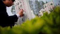 Sesampai di kuburan orang-orang akan membersihkan kuburan leluhurnya. Serta menata dan memperjelas nama dari orang yang dikubur di makam (Jason Lee/Reuters)
